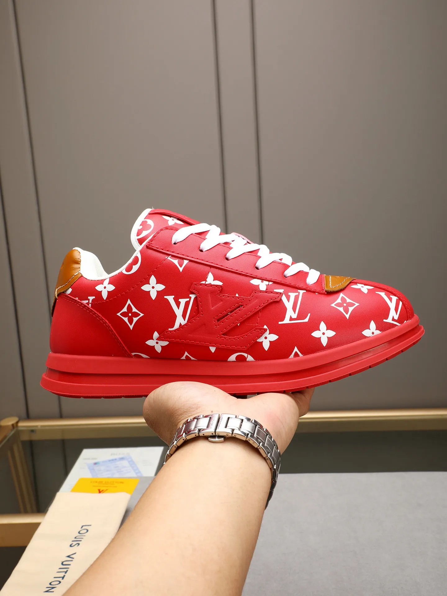 Men's Men's Shoes 💰500 LV Louis Vuitton L Jialu Brand Runner Tatic Series Thick-soled Casual Sports Shoes Running Shoes Original purchase, development, production This LV Runner Tatic sports shoe combines technical materials such as mesh fabric and ribbons to interpret the inspiration of traditional mountaineering shoes. LV letters are written on one side, the lariat buckle of the quick lacing system is embellished with Monogram flowers and Louis Vuitton logos, and the light and wear-resistant rubber outsole completes the whole. ▪️Fabric: Original imported cowhide + mesh ▪️Inner lining: Original customized breathable mesh ▪️Sole: Original open-molded anti-slip rubber combination material ▪️Size: Men's 40-44 (45 46 customized)